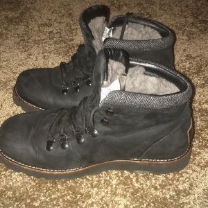 Ugg men’s Sherpa lined winter boots size 8